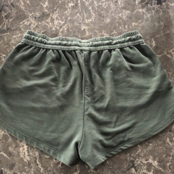 H&M Basic Shorts - Picture 2 of 4